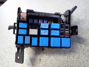 KIA VENGA 09- HYUNDAI IX20 1.4I SKRZYNKA BEZPIECZNIKÓW PUSZKA ELEKTRYCZNA 4/7 MINIATURA