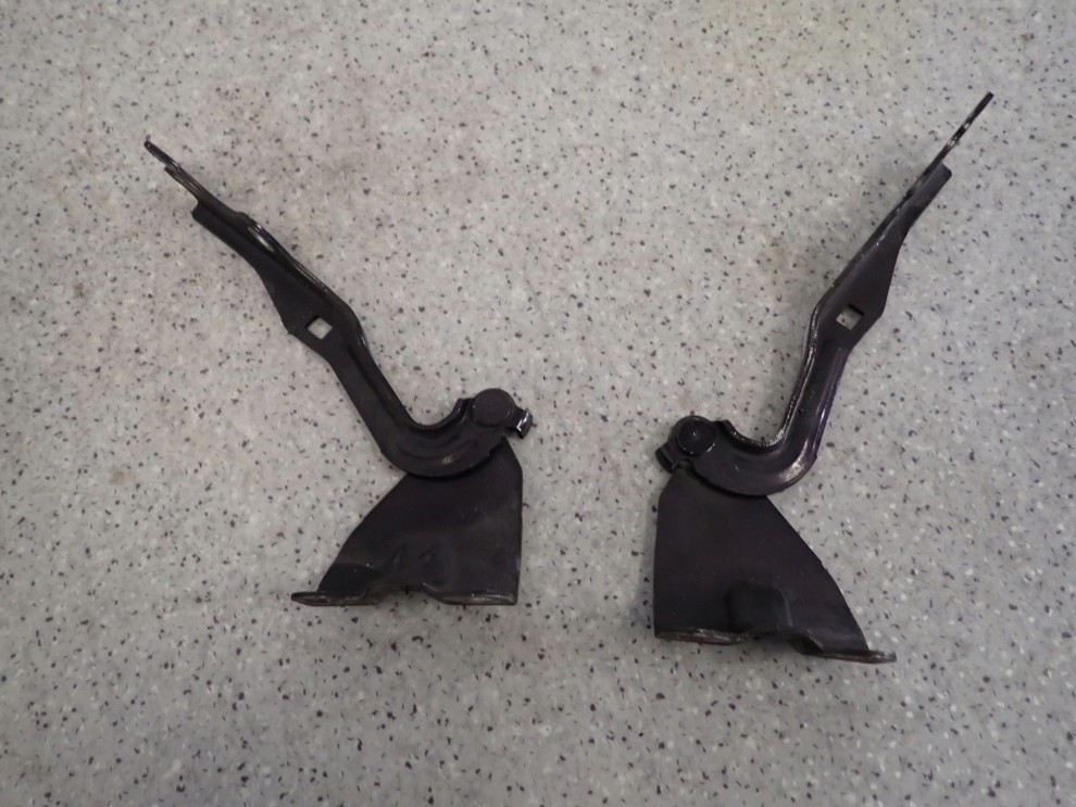 MAZDA 2 II DE 07- ZAWIAS MASKI LEWY LUB PRAWY 1/4