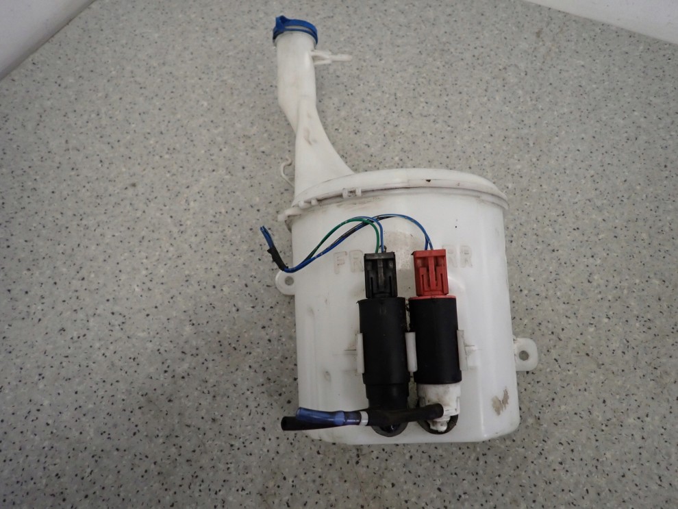 TOYOTA YARIS I FR 99-05 ZBIORNICZEK SPRYSKIWACZY POMPKA 1/8