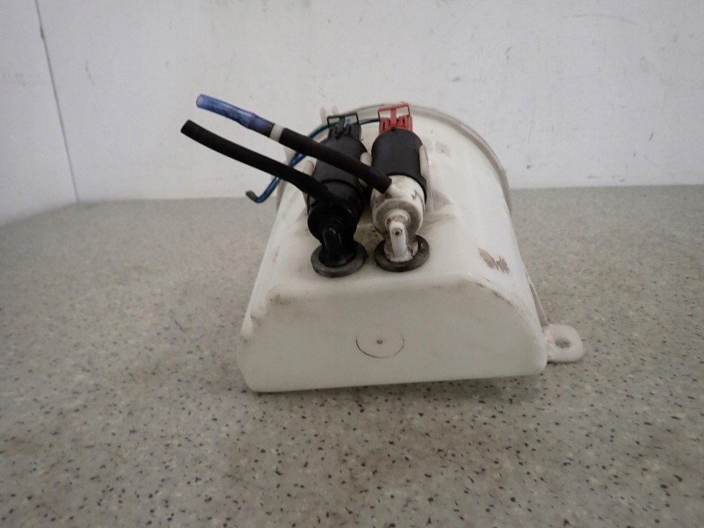 TOYOTA YARIS I FR 99-05 ZBIORNICZEK SPRYSKIWACZY POMPKA 5/8