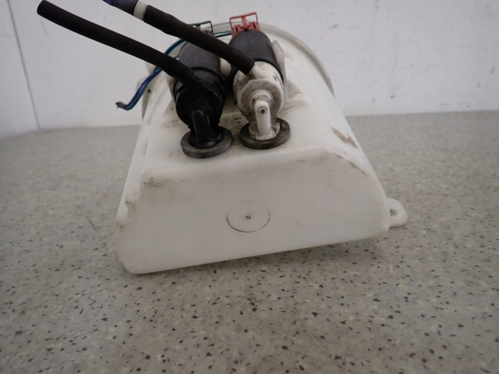 TOYOTA YARIS I FR 99-05 ZBIORNICZEK SPRYSKIWACZY POMPKA 8/8