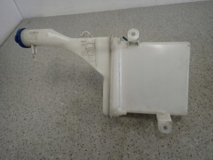 TOYOTA YARIS I FR 99-05 ZBIORNICZEK SPRYSKIWACZY POMPKA 6/8 MINIATURA