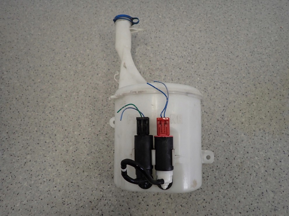 TOYOTA YARIS I FR 99-05 ZBIORNICZEK SPRYSKIWACZY POMPKA 1/7