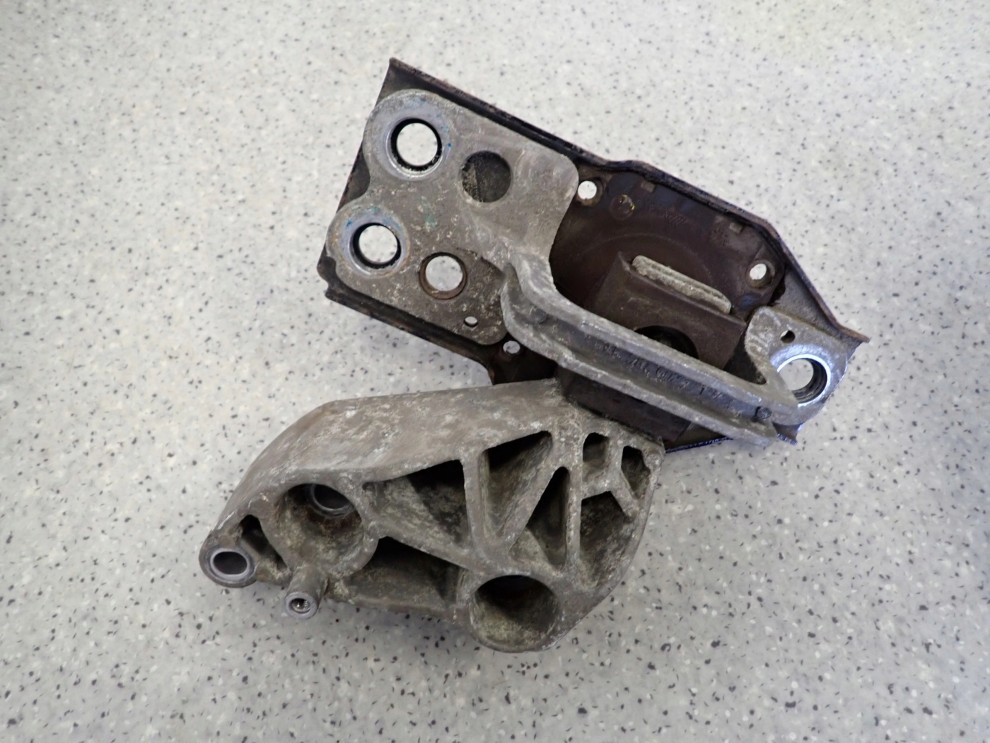 NISSAN XTRAIL T31 2.0 DCI 07-14 PODUSZKA SILNIKA PRZEDNIA PRAWA 5/5