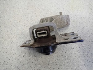 NISSAN XTRAIL T31 2.0 DCI 07-14 PODUSZKA SILNIKA PRZEDNIA PRAWA 4/5 MINIATURA