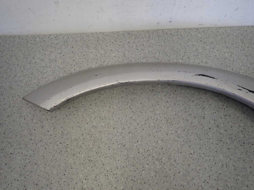 SSANGYONG MUSSO 95- LISTWA BŁOTNIKA PRZEDNIA LEWA 3/8