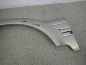 SSANGYONG MUSSO 95- LISTWA BŁOTNIKA PRZEDNIA LEWA 2/8 MINIATURA