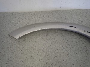 SSANGYONG MUSSO 95- LISTWA BŁOTNIKA PRZEDNIA LEWA 3/8 MINIATURA