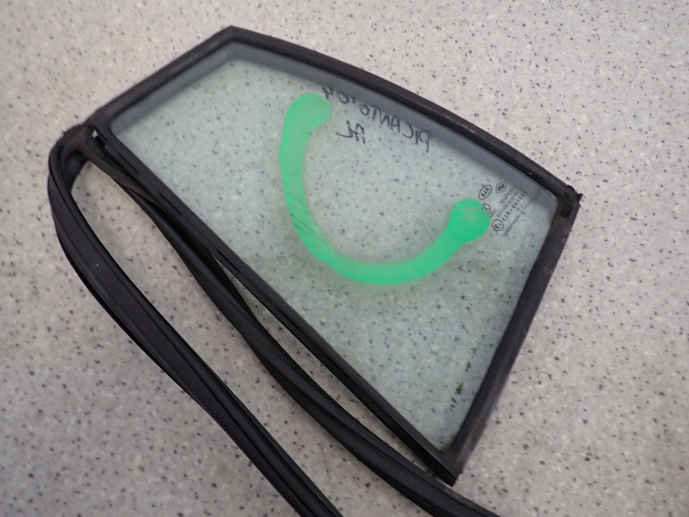 KIA PICANTO 04- SZYBA TYLNA LEWA USZCZELKA 2/3