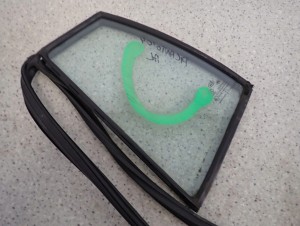 KIA PICANTO 04- SZYBA TYLNA LEWA USZCZELKA 2/3 MINIATURA