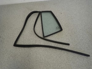 KIA PICANTO 04- SZYBA TYLNA PRAWA USZCZELKA 3/4 MINIATURA