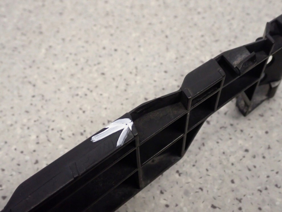 SUZUKI SWIFT 04- ŚLIZG ZDERZAKA PRZEDNI PRAWY 4/5