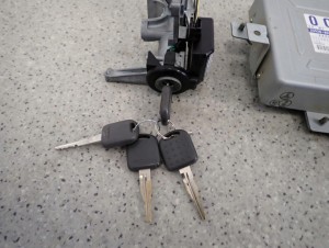 SUZUKI IGNIS 1.3i 00-03 ZESTAW STARTOWY STEROWNIK STACYJKA 2/6 MINIATURA