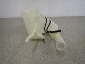 MITSUBISHI CARISMA 99- ZBIORNICZEK PŁYNU DO SPRYSKIWACZY 6/6 MINIATURA