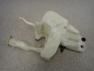 MITSUBISHI CARISMA 96- ZBIORNICZEK PŁYNU DO SPRYSKIWACZY 1/4 MINIATURA