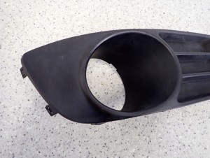 SUZUKI SX4 06-09 KRATKA HALOGENU PRZEDNIA PRAWA 2/7 MINIATURA