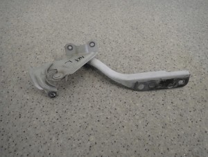 SUZUKI SWIFT MK7 5D 10- ZAWIAS MASKI LEWY 1/3 MINIATURA