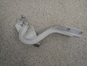 SUZUKI SWIFT MK7 5D 10- ZAWIAS MASKI LEWY 3/3 MINIATURA