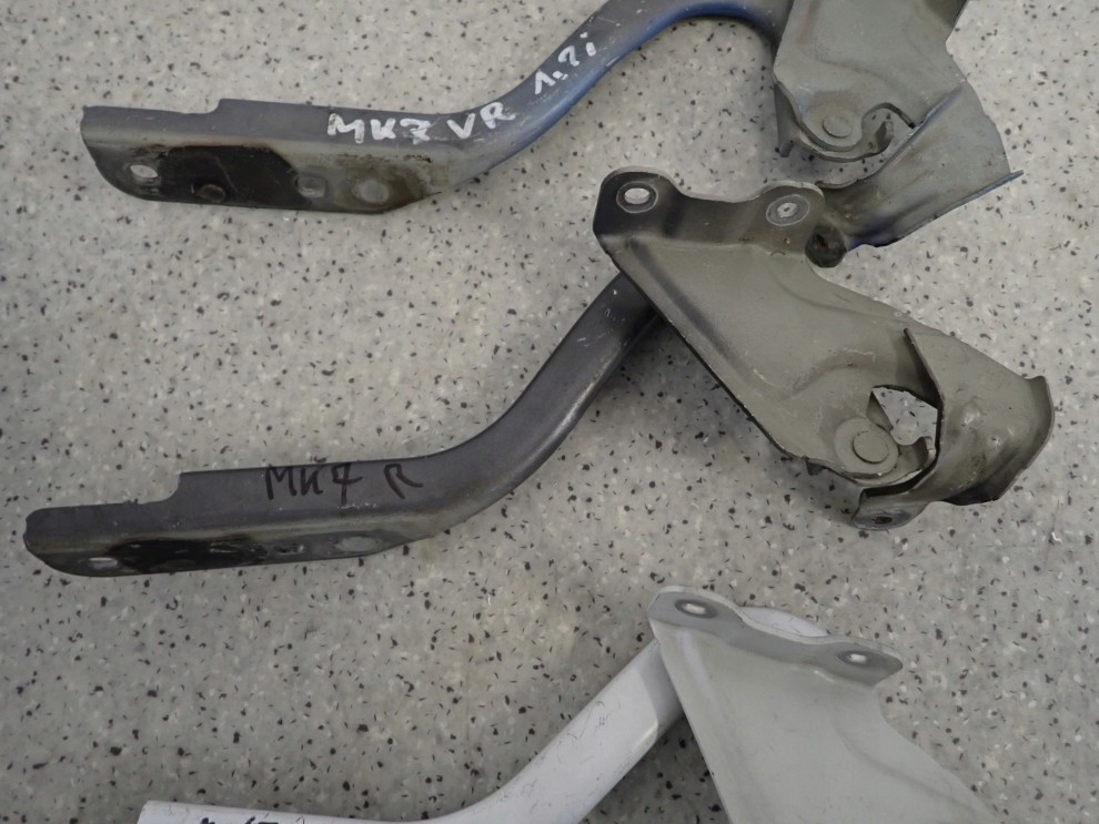 SUZUKI SWIFT MK7 5D 10- ZAWIAS MASKI PRAWY 3/5