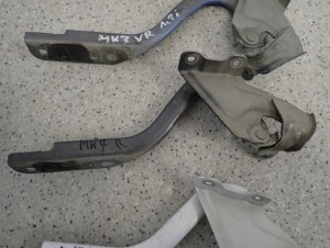 SUZUKI SWIFT MK7 5D 10- ZAWIAS MASKI PRAWY 3/5 MINIATURA