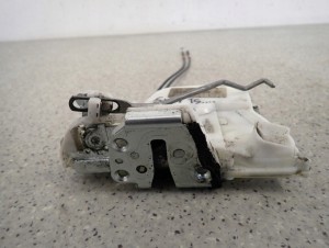 SUZUKI SX4 06- FIAT SEDICI ZAMEK DRZWI PRZEDNI LEWY 7 PINÓW 4/7 MINIATURA