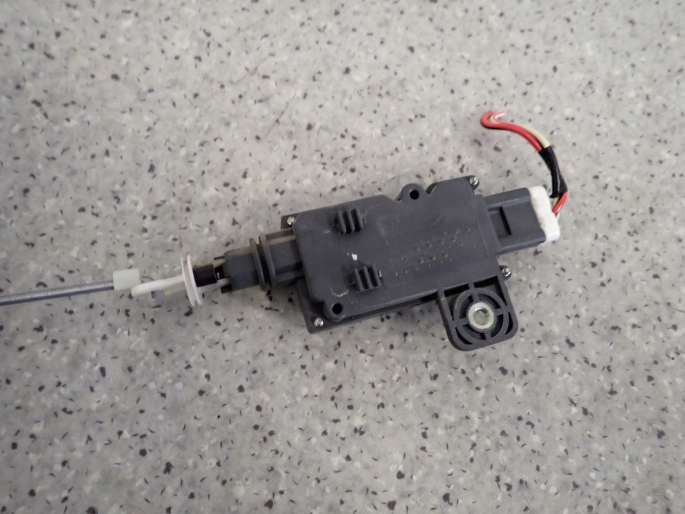 NISSAN ALMERA N16 HB 5D 00-06 ZAMEK TYLNY KLAPY BAGAŻNIKA SIŁOWNIK 3/5