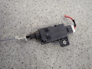 NISSAN ALMERA N16 HB 5D 00-06 ZAMEK TYLNY KLAPY BAGAŻNIKA SIŁOWNIK 3/5 MINIATURA