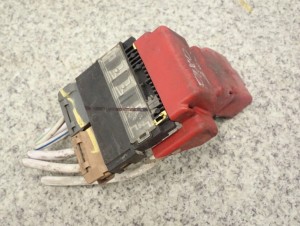 SUZUKI ALTO NISSAN PIXO 1.0 09 - KLEMA PLUSOWA 1/6 MINIATURA