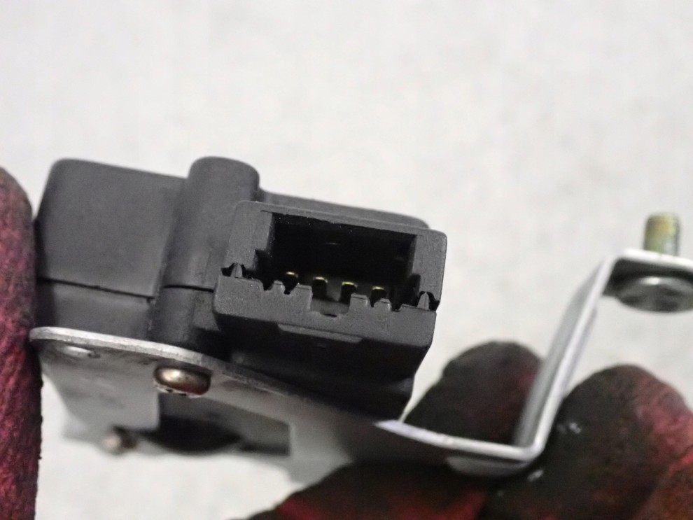 HYUNDAI SANTA FE 01-05 SIŁOWNIK ZAMKA KLAPY BAGAŻNIKA 4/4