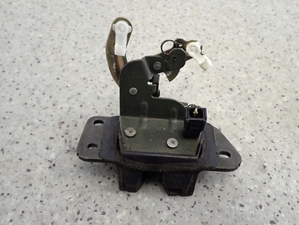 HYUNDAI SANTA FE 01-06 ZAMEK TYLNEJ KLAPY BAGAŻNIKA 3/4