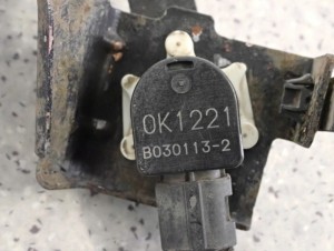 MITSUBISHI ASX 10-16 CZUJNIK POZIOMOWANIA XENONU TYLNY 4/4 MINIATURA