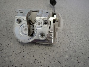 MAZDA5 MAZDA 5 06- ZAMEK DRZWI TYLNY LEWY 4/8 MINIATURA