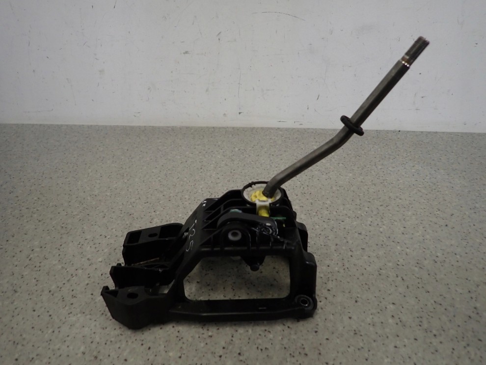 TOYOTA AVENSIS T25 2.0D 03-05 DŹWIGNIA ZMIANY BIEGÓW 3/4