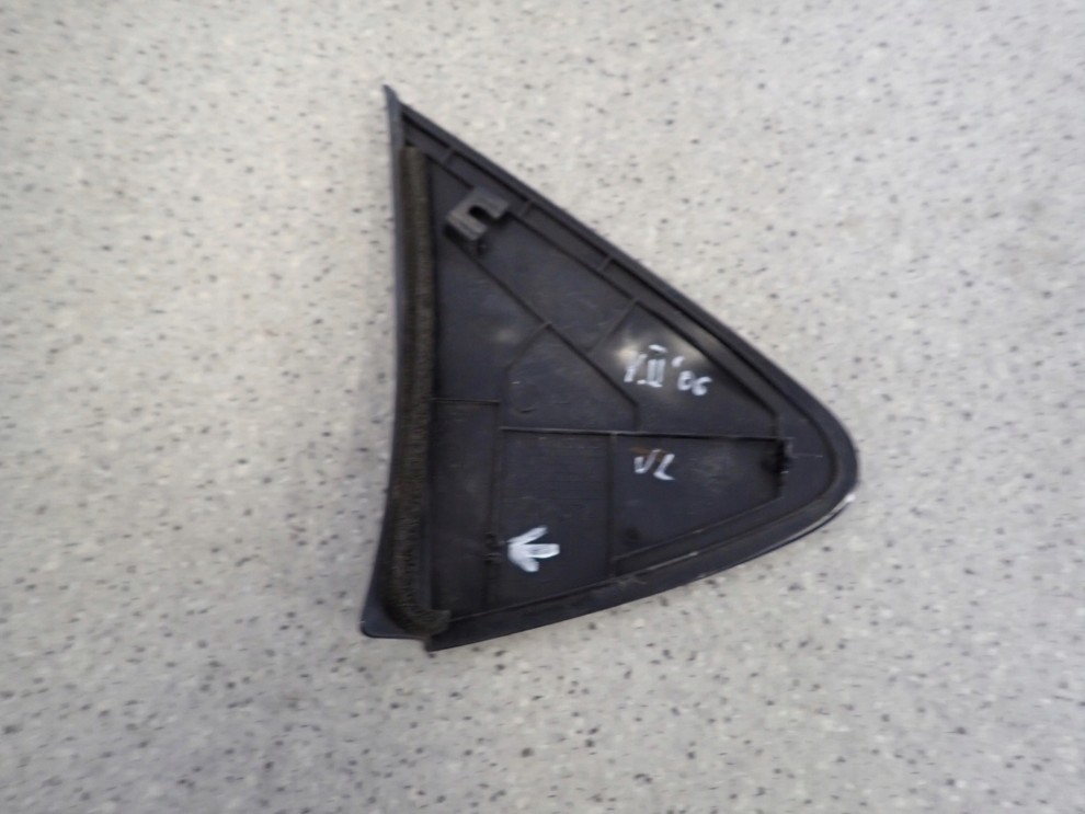 TOYOTA YARIS II 06- TRÓJKĄT PRZEDNI LEWY BŁOTNIKA ZAŚLEPKA 4/5