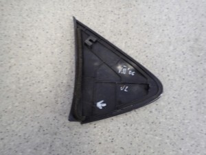 TOYOTA YARIS II 06- TRÓJKĄT PRZEDNI LEWY BŁOTNIKA ZAŚLEPKA 4/5 MINIATURA