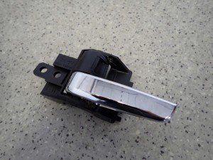 MITSUBISHI ASX 10-16 KLAMKA WEWNĘTRZNA PRZEDNIA LEWA 2/5 MINIATURA