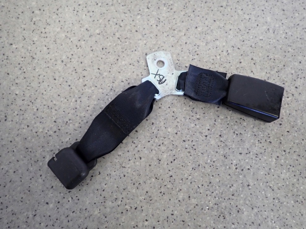 MITSUBISHI ASX 10-16 ZAPINKA PASA TYLNA LEWA 2/4