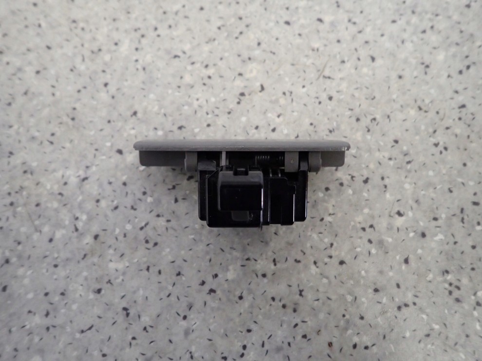 SUZUKI SX4 SEDICI 06-13 ZAMEK SCHOWKA PASAŻERA 2/4