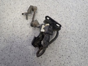 MITSUBISHI ASX 10-16 CZUJNIK POZIOMOWANIA XENONU PRZEDNI