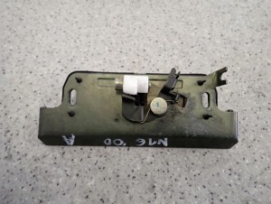 NISSAN ALMERA N16 00- KLAMKA TYLNA KLAPY BAGAŻNIKA 4/4 MINIATURA