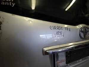 TOYOTA COROLLA VERSO 04- KLAPA BAGAŻNIKA NA SZYBĘ 1C0 4/13 MINIATURA