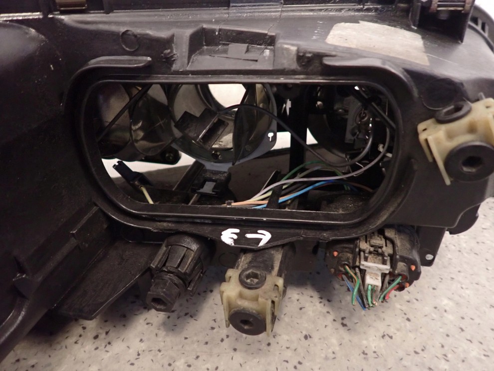 MAZDA 6 5d 02-05 LAMPA PRZEDNIA LEWA REFLEKTOR 11/13