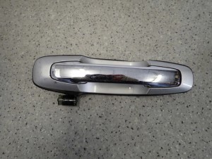 SUZUKI GRAND VITARA I 99-05 KLAMKA TYLNA LEWA 1/6 MINIATURA