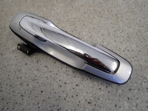 SUZUKI GRAND VITARA I 99-05 KLAMKA TYLNA LEWA 4/6 MINIATURA