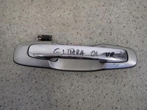 SUZUKI GRAND VITARA I 99-05 KLAMKA PRZEDNIA PRAWA 1/6 MINIATURA