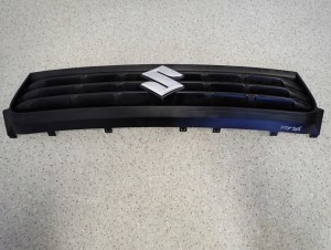 SUZUKI SPLASH 08-11 ATRAPA KRATKA ZDERZAKA PRZEDNIA 2/3 MINIATURA