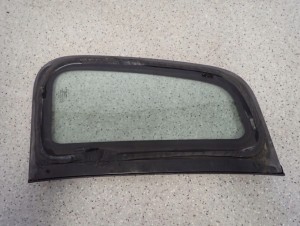 SUZUKI WAGON R+ 00- SZYBA TYLNA LEWA KAROSERYJNA 4/5 MINIATURA