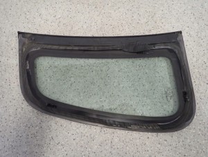 SUZUKI WAGON R+ 00- SZYBA TYLNA LEWA KAROSERYJNA 5/5 MINIATURA