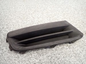 SUZUKI SPLASH 08-11 ZAŚLEPKA KRATKA HALOGENU PRAWA 2/6 MINIATURA