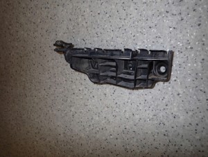 SUZUKI SPLASH 09-14 ŚLIZG ZDERZAKA PRZEDNI PRAWY 3/6 MINIATURA